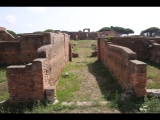 04186 ostia - regio i - insula viii - horrea (i,viii,2) - eingang - bli ri norden - 09-2023.jpg